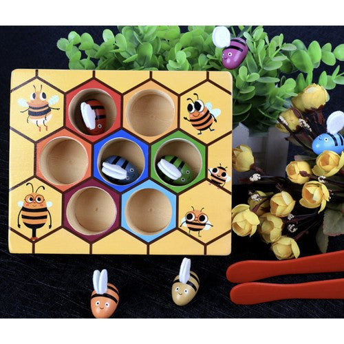 Joc educativ din lemn, pentru copii, Zola®, model fagure, cu 7 albine colorate si penseta din plastic rosie, 20x14.7x4.5 cm Joc educativ din lemn, pentru copii, Zola®, model fagure, cu 7 albine colorate si penseta din plastic rosie, 20x14.7x4.5 cm